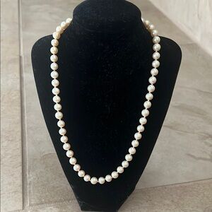 Elegant Faux Pearl Necklace